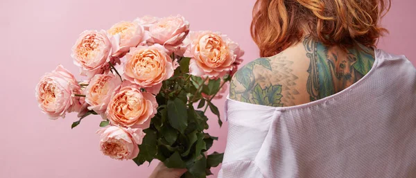 Вид Ззаду Жінки Тримає Букет Рожевих Троянд — стокове фото