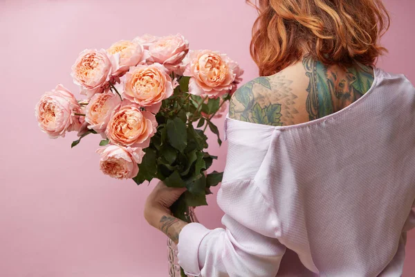 Вид Ззаду Жінки Тримає Букет Рожевих Троянд — стокове фото