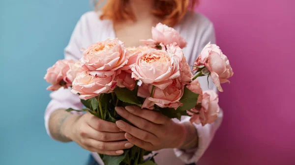 Foto Cortada Mulher Segurando Buquê Rosas Rosa — Fotografia de Stock