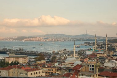 panoramik Boğaziçi suyolu, Galata Köprüsü ve Haliç Metro Köprüsü, Atatürk Köprüsü. Istanbul, Türkiye