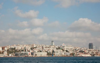 Haliç, Istanbul 'un şehir mavi gökyüzü beyaz bulutlar, Bay Boğaziçi, Türkiye ile karşı