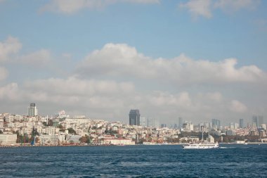 Istanbul şehri, güzel mavi gökyüzü ve Türkiye'nin boğaz yüzen gemi