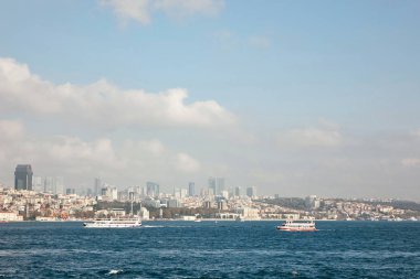 Istanbul şehri, güzel mavi gökyüzü ve Türkiye'nin boğaz yüzen gemi