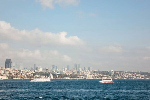 Вид на Стамбул, красивое голубое небо и корабли, плывущие вдоль Босфора, Турция
