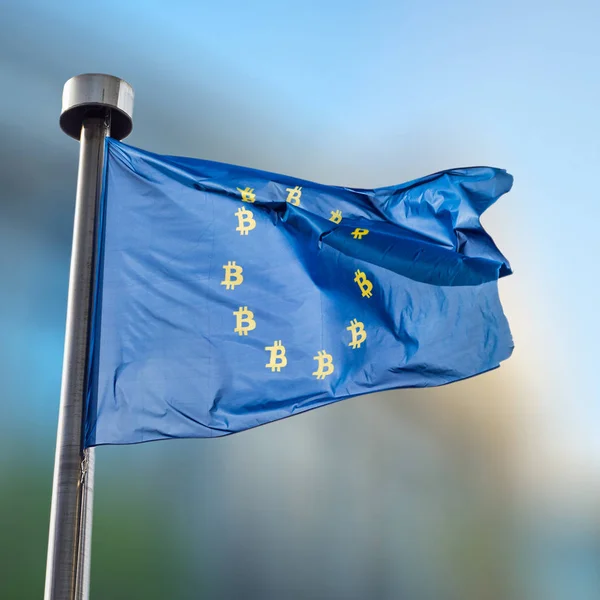 挥动欧洲联盟的蓝色旗子以比特币货币符号而不是星 Cryptocurrency 市场国家规制的概念性形象 — 图库照片