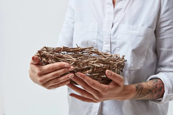 Vrouw Met Krans Van Twijgen Haar Handen Een Grijze Achtergrond — Stockfoto