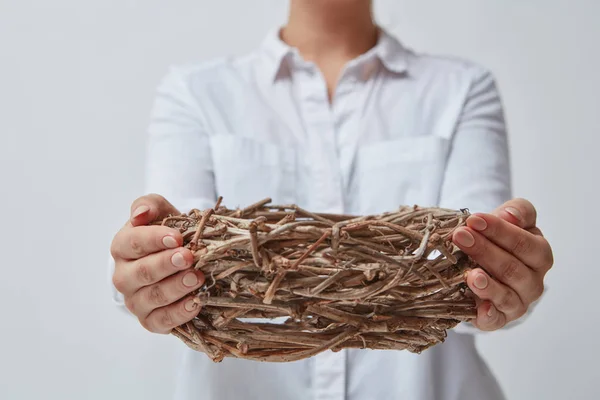 Kvinna Med Krans Kvistar Hennes Händer Grå Bakgrund — Stockfoto