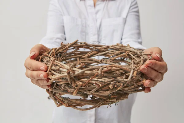 Vrouw Met Krans Van Twijgen Haar Handen Een Grijze Achtergrond — Stockfoto