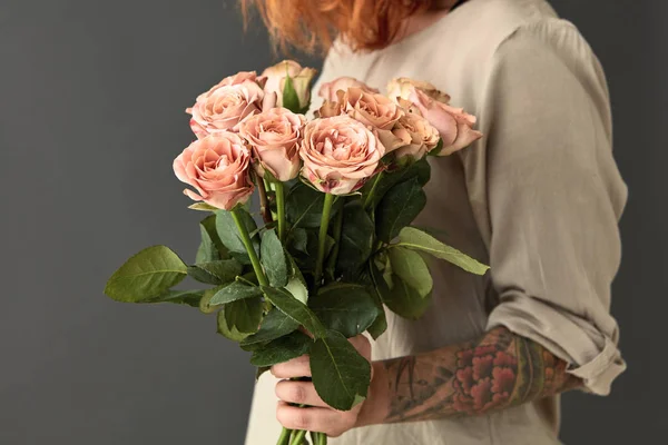 Jeune Femme Tenant Bouquet Roses Cappuccino Sur Fond Gris Concept — Photo