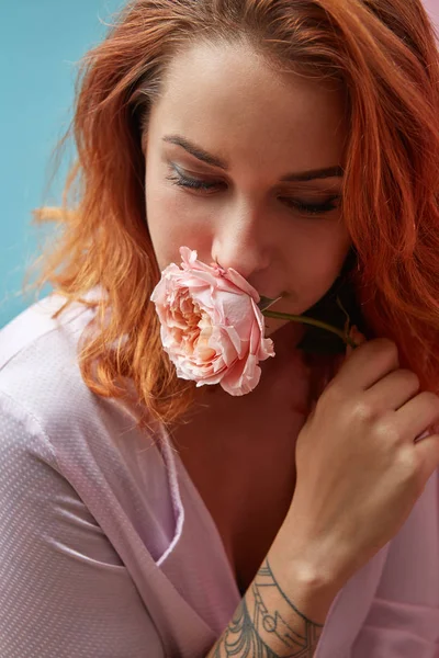 Roodharige Jonge Vrouw Snuiven Ranunculus Bloem Het Concept Van Valentijnsdag — Stockfoto