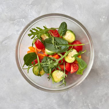 sağlıklı salata sebze gri tablo ile plaka