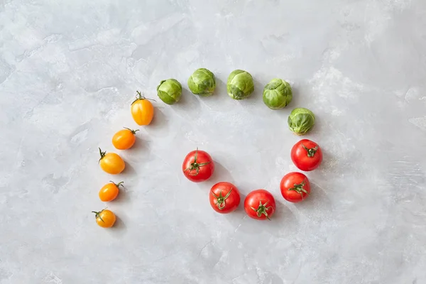 カール デザインは 新鮮なトマト 芽キャベツ 健康的な有機食品のコンセプト灰色の大理石の背景に — ストック写真