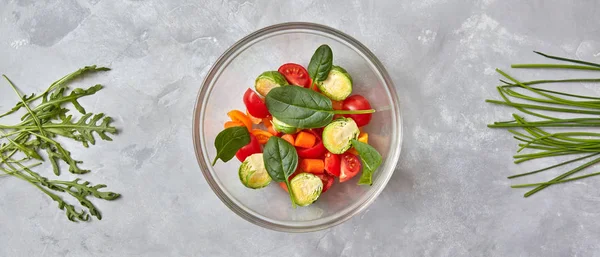 Assiette Avec Salade Saine Légumes Herbes Sur Table Grise — Photo