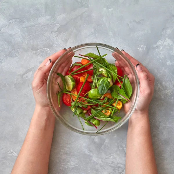 Piatto Tenuta Mani Femminile Con Insalata Sana Verdure Tavolo Grigio — Foto Stock