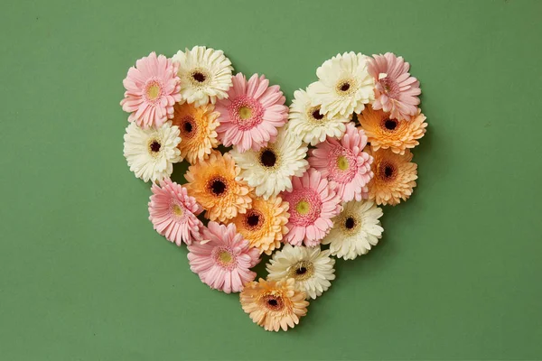 Herz Aus Frischen Gerbera Blumen Auf Grünem Hintergrund Valentinstag — Stockfoto