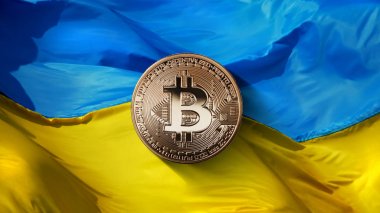 bitcoin altın Ukrayna bayrağı arka plan üzerinde. Eyalet Yönetmeliği Kripto Döviz piyasasının