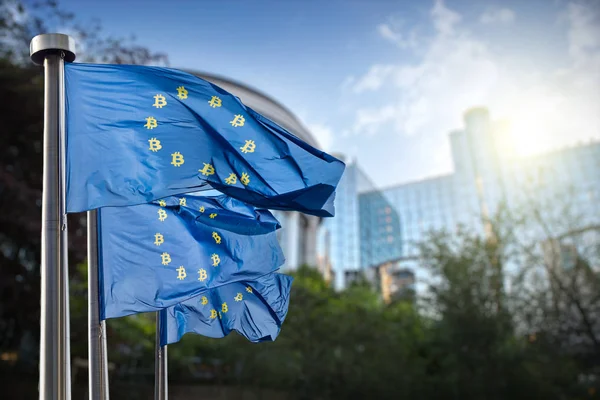 Schwenken Blaue Flaggen Der Europäischen Union Mit Symbolen Der Bitcoin — Stockfoto