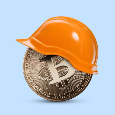 mavi arka plan üzerinde inşaat kask içinde altın sikke bitcoin. Dijital Finans ve Yatırım İnşaat Sanayi kavram