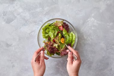 eller gri masaya sağlıklı salata sebze yemek