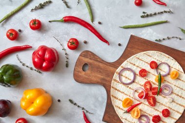Tablo ve tortilla ahşap tahta, burrito yemek sahne alanı üzerinde taze sebze