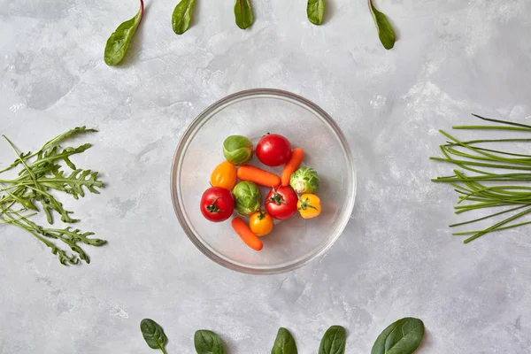 Plaat Met Gezonde Salade Groenten Kruiden Grijze Tafel — Stockfoto