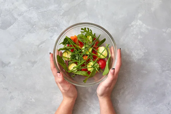 Piatto Tenuta Mani Femminile Con Insalata Sana Verdure Tavolo Grigio — Foto Stock