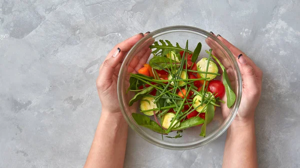 Mains Féminines Tenant Assiette Avec Salade Saine Légumes Sur Table — Photo