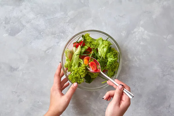 Mani Femminili Che Mangiano Insalata Sana Verdure Tavolo Grigio — Foto Stock