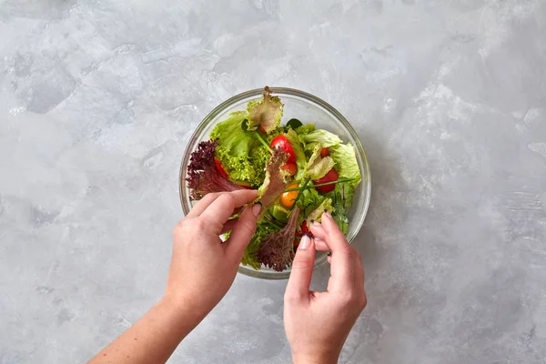 Mains Féminines Mangeant Une Salade Saine Légumes Sur Table Grise — Photo