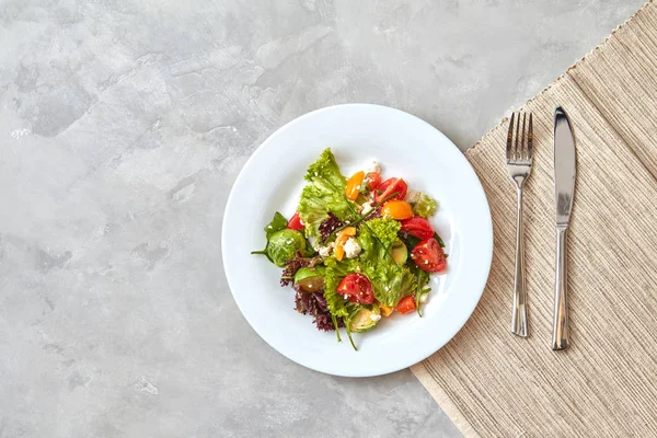 Тарелка Здоровым Салатом Овощей Посуды Тарелочной Ткани Сером Столе — стоковое фото