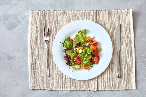 Egészséges Saláta Zöldség Poharak Étel Ruhát Szürke Tábla Lemez — Stock Fotó