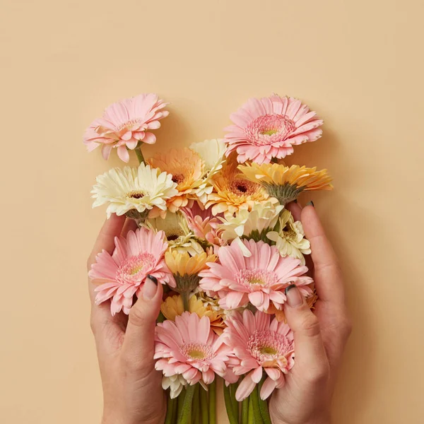 Mãos Femininas Que Mantêm Composição Flores Gerbera Frescas Dia Dos — Fotografia de Stock