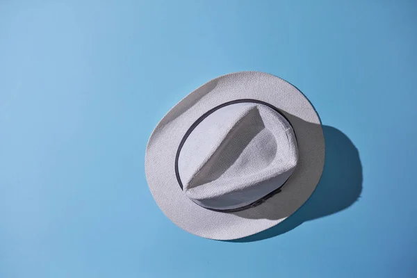 Stilvolle Männliche Graue Fedora Hut Auf Blauem Hintergrund — Stockfoto