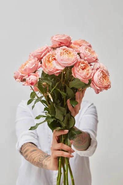 Ung Kvinna Som Håller Bukett Rosa Ranunculus Blommor Begreppet Alla — Stockfoto