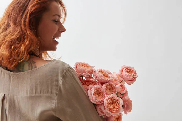 Widok Kobiety Trzyma Bukiet Róż Różowy Tyłu — Zdjęcie stockowe