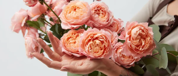 Jovem Mulher Avental Segurando Buquê Flores Ranúnculo Conceito Loja Flores — Fotografia de Stock