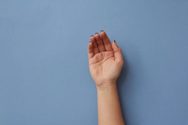 Offene Weibliche Hand Auf Blauem Hintergrund — Stockfoto