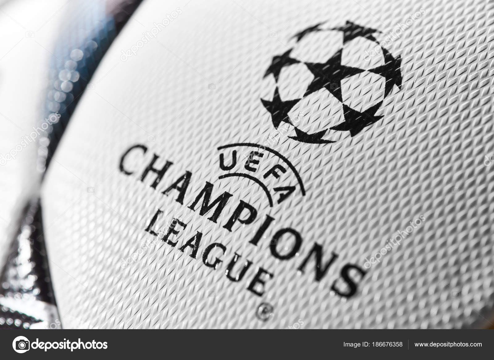 Kyiv Ucrânia Fevereiro 2018 Bola Oficial Temporada 2018 Uefa Champions —  Fotografia de Stock Editorial © artjazz #186676358