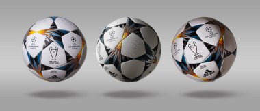 Kiev, Ukrayna - 22 Şubat 2018: Üç tarafı Adidas resmi Ball üzerinde yıldızların Ukrayna bayrağı simgeleyen mavi ve sarı renklerde boyanmış. İn Şampiyonlar Ligi-Kiev içinde yapılacak 2018, son