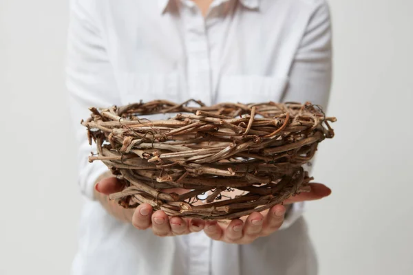 Vrouw Met Krans Van Twijgen Haar Handen Een Grijze Achtergrond — Stockfoto