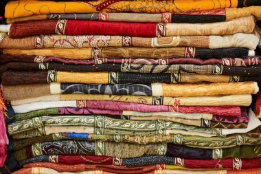 arka plan olarak Türk renkli kumaş Tekstil yığını