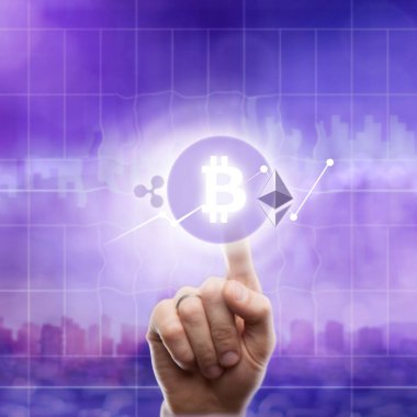 Simgeleri grafik modern bir şehir bir ultra violet arka plan üzerinde sanal ekran üzerinde bitcoin, dalgalanma, ethereum ve cryptocurrency. Bitcoin simgesi dokunmadan el. Blockchain iş, finans ve teknoloji kavramı