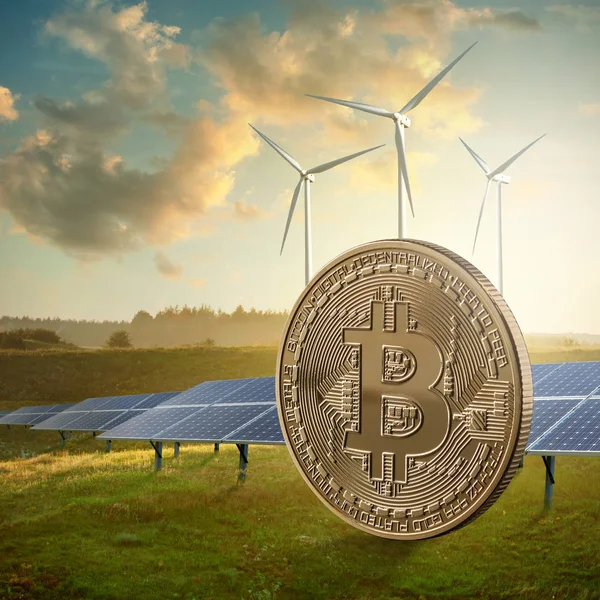 Moneda Oro Bitcoin Contra Cielo Azul Campo Con Paneles Solares — Foto de Stock