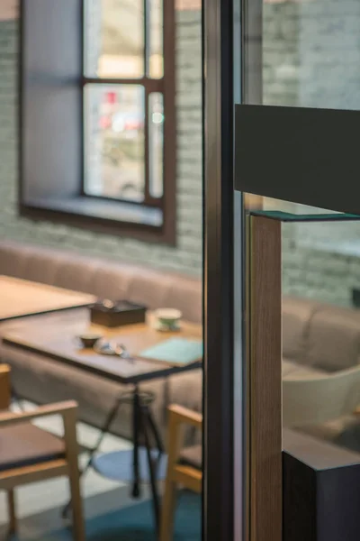 现代门把手在玻璃门在咖啡馆前面 现代风格的室内设计 — 图库照片