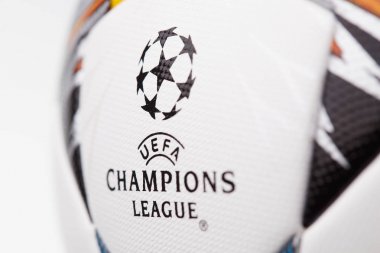 Kiev, Ukrayna - 22 Şubat 2018: Resmi Uefa Şampiyonlar Ligi 2018 sezon top (Adidas son Kiev) Milli Güvenlik Olimpiyskyi stadyum Uefa Şampiyonlar Ligi oyun üzerinde 26 Mayıs 2018 yılında Kiev, Ukrayna, yakın çekim sırasında