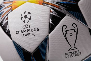 Kiev, Ukrayna - 22 Şubat 2018: Resmi Uefa Şampiyonlar Ligi 2018 sezon top (Adidas son Kiev) Milli Güvenlik Olimpiyskyi stadyum Uefa Şampiyonlar Ligi oyun üzerinde 26 Mayıs 2018 yılında Kiev, Ukrayna, yakın çekim sırasında