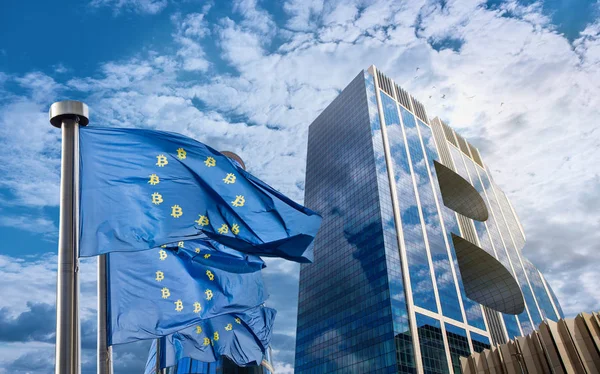 Blauwe Vlag Van Europese Unie Met Bitcoin Pictogrammen Modern Gebouw — Stockfoto