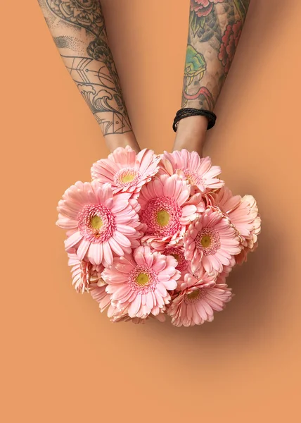 Mãos Femininas Segurando Composição Flores Frescas Gerbera Sobre Fundo Laranja — Fotografia de Stock