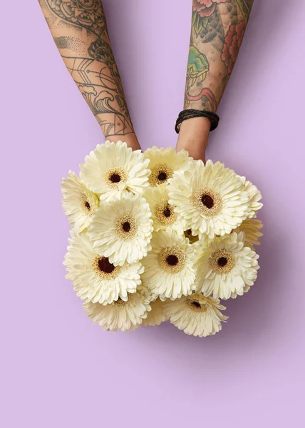Mãos Femininas Segurando Composição Flores Frescas Gerbera Sobre Fundo Lilás — Fotografia de Stock