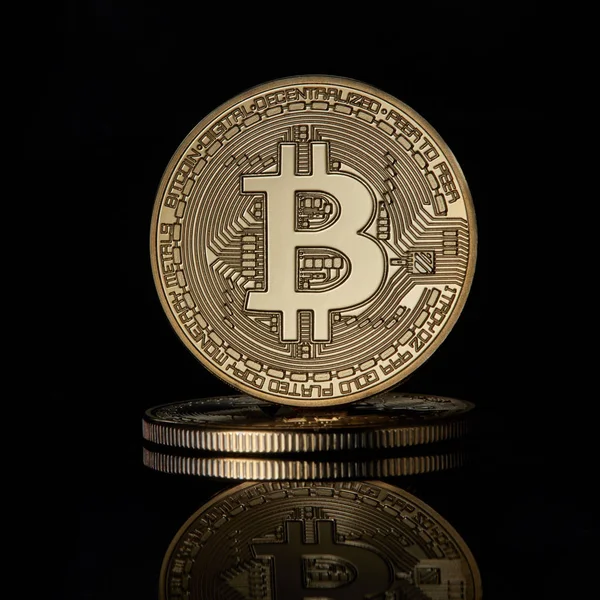 Stapel Bitcoin Gouden Munten Donkere Achtergrond Cryptocurrency Blockchain Concept — Stockfoto